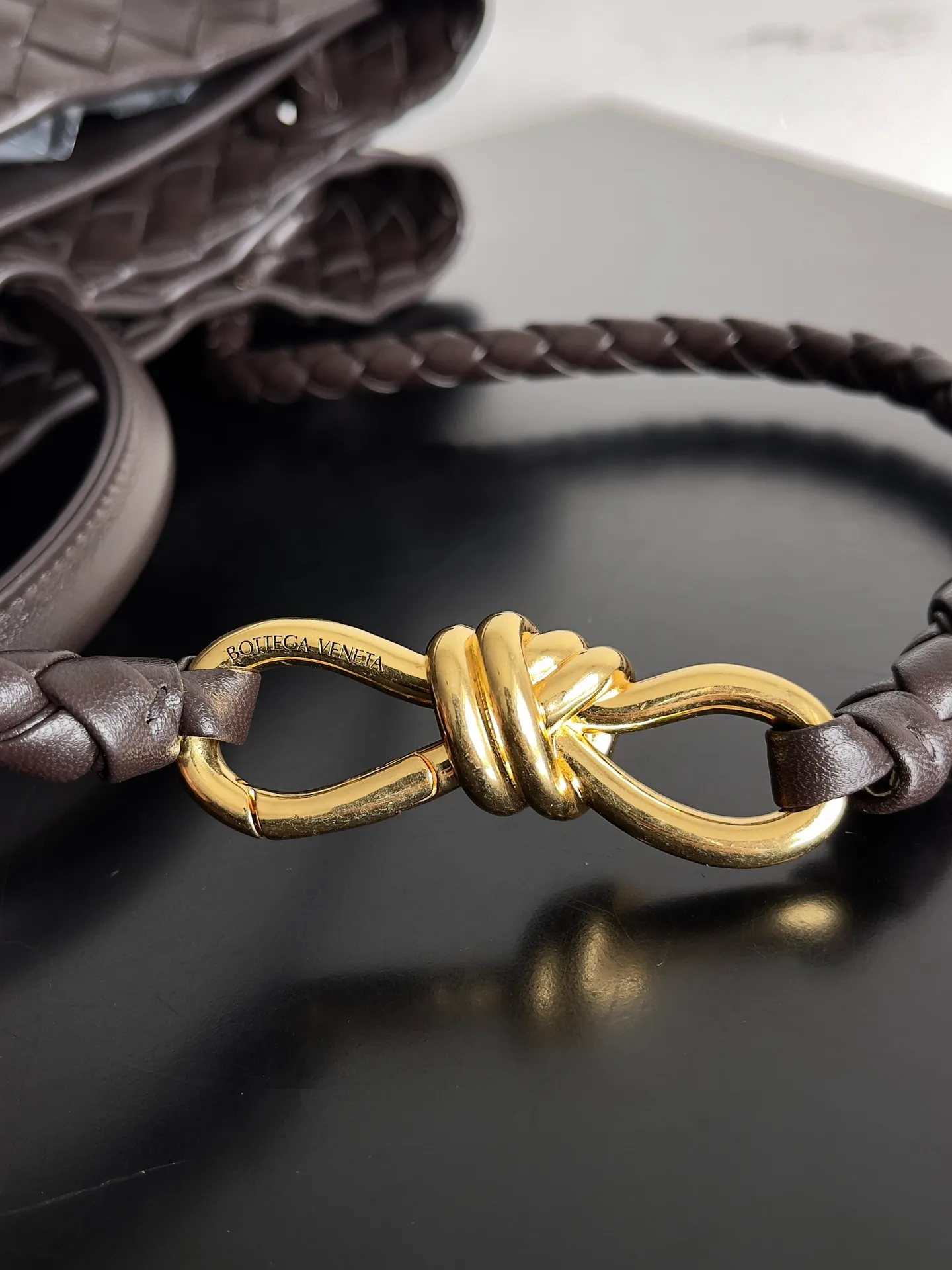 Batch 3760 Recently, the same style of bag that celebrities love is both high-end and practical. Michelle Yeoh, Kim Namjoon, Jing Boran, Tong Liya, Sun Qian, Wu Qianyu, Du Juan, Ma Yili and Bai Baihe are all carrying Bottega Veneta summer series Andiamo handbags. Andiamo has a simple structure and rounded lines. The whole piece is made of Nappa leather. It is comfortable, soft and dynamic. It adds interest to daily life and can be easily matched with various styles. Andiamo handbags are available in three sizes: small, medium and large. There are many colors to choose from, which can meet different needs. You can really carry it whether it is daily or attending events. Style number: 743575 Size: 45*22*34 including handle height 44cm
